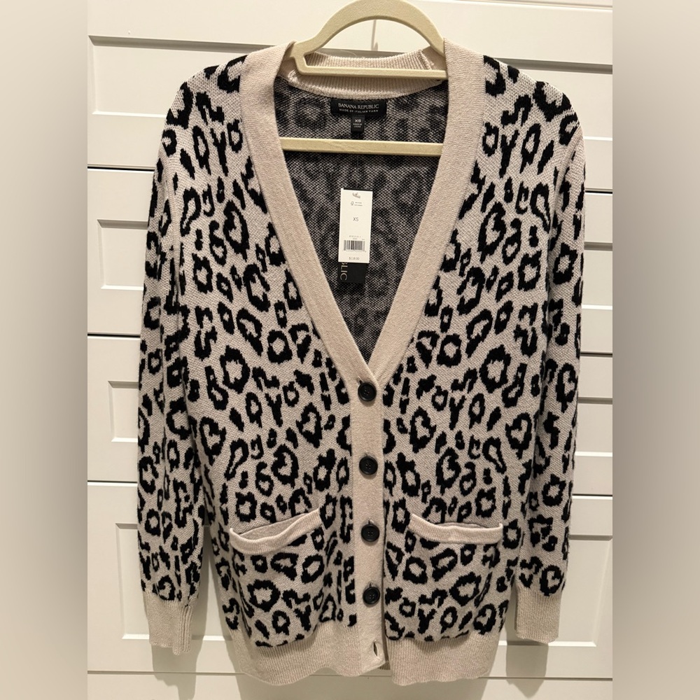 NWT Banana Republic Black and Cream Leopard Cardigan. Size XS. Wool/cashmere.